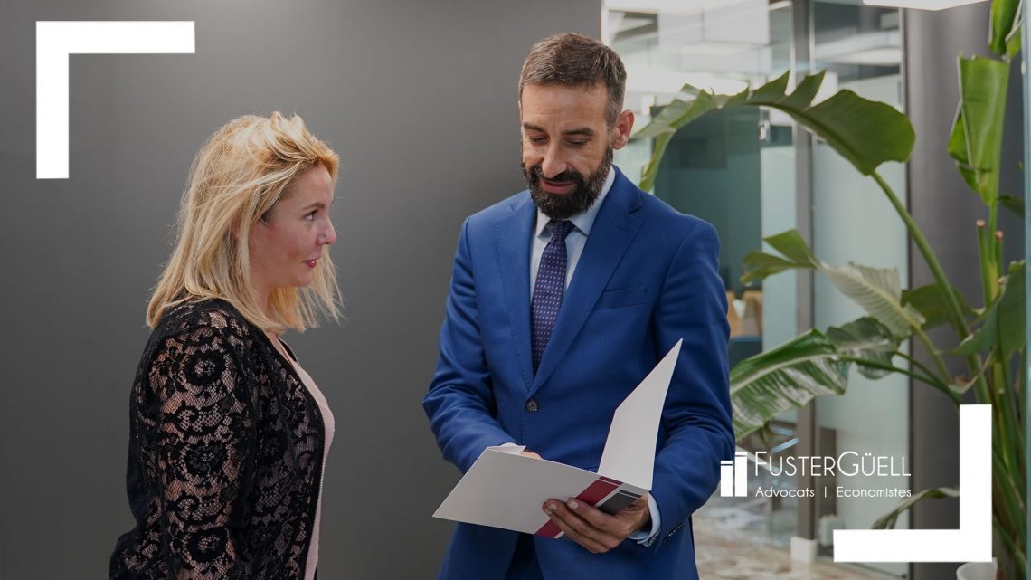 Asesor fiscal revisa caso en FusterGüell | Advocats i Economistes